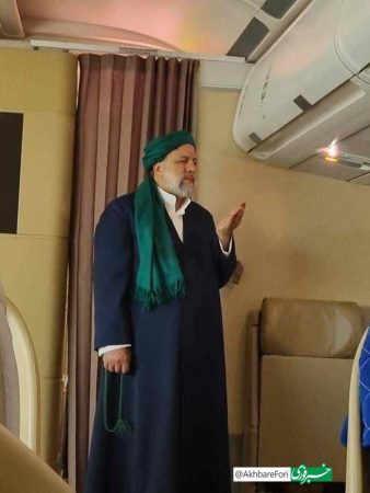 رئیسی در هواپیما در مسیر نیویورک در حال خواندن نماز