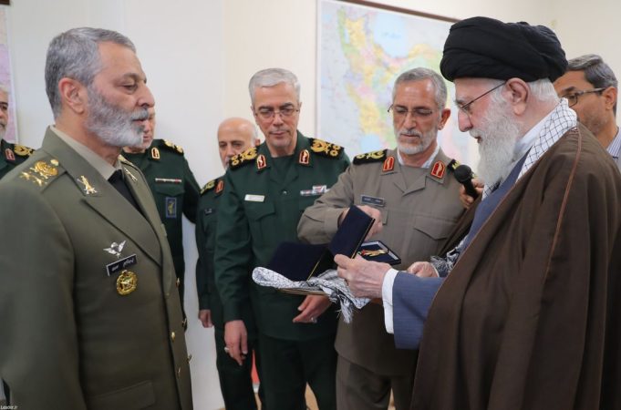 دعای رهبر انقلاب پس از اعطای نشان فتح به فرماندهان سپاه و ارتش