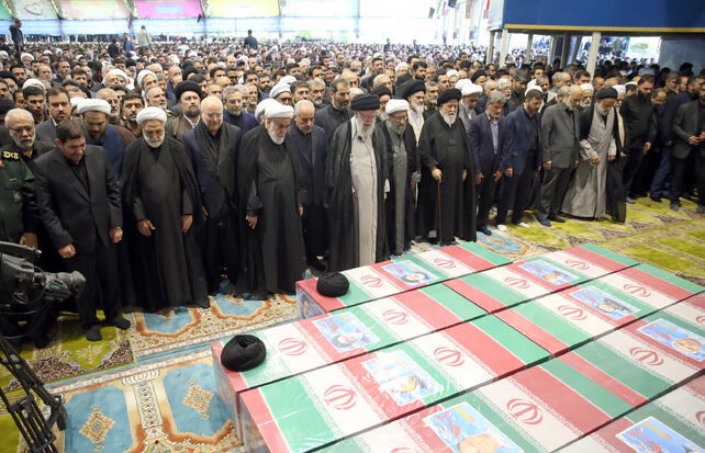 رهبر انقلاب بر پیکر شهدای خدمت نماز اقامه کردند