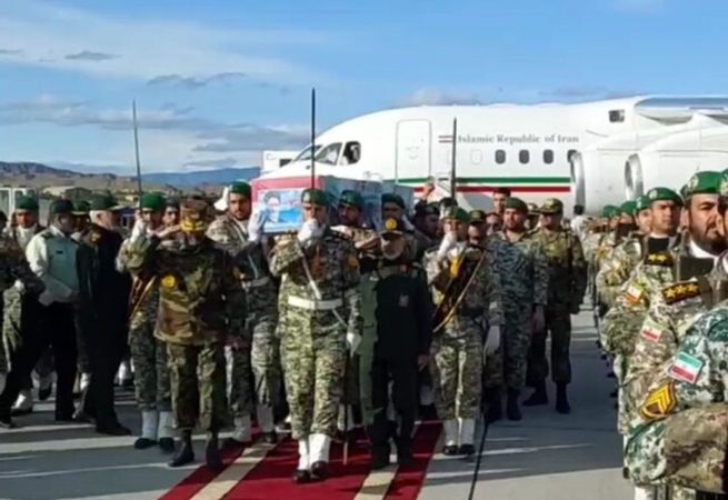 فیلم| استقبال از پیکر پاک امام‌جمعه شهید تبریز در فرودگاه تبریز