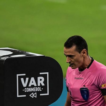 VAR؛ فناوری نجات‌بخش یا جنجال‌آفرین فوتبال؟