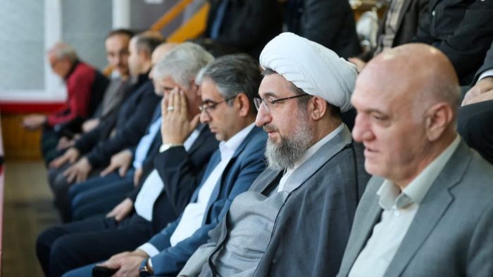 حضور امام جمعه تبریز در ورزشگاه برای تماشای تیم تراکتور و الخالدیه +تصاویر