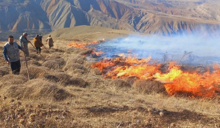 مهار آتش‌سوزی در ارتفاعات شهر خاروانا شهرستان ورزقان