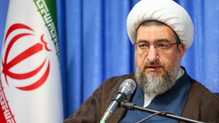 هنرمندان اهل سیاست بازی و در خدمت سیاسیون نباشند