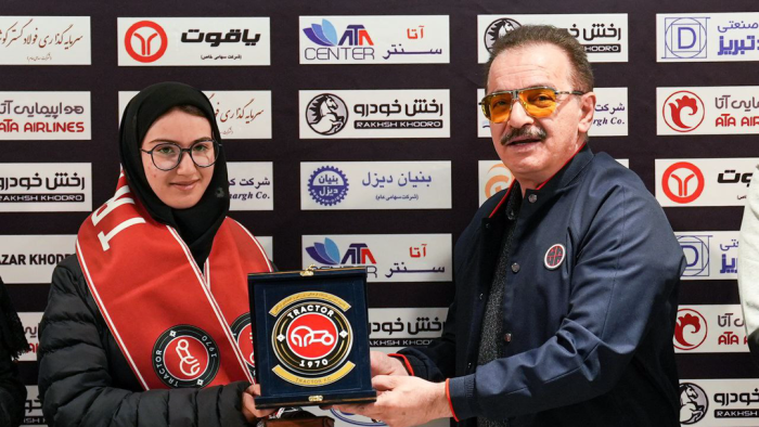 تجلیل باشگاه تراکتور از ستاره المپیک دانش آموزی